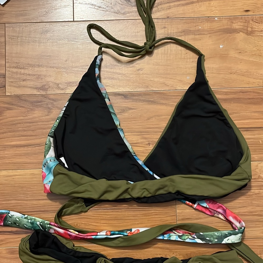 Bikini - Picture 6 of 10